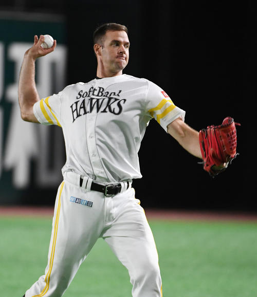 工藤公康監督が見守る中、投球練習するリック・バンデンハーク（撮影・今浪浩三）