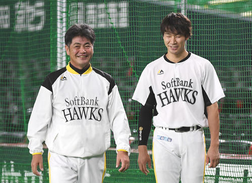 ソフトバンク武田（右）にアドバイスし、笑顔をみせる工藤監督（撮影・今浪浩三）