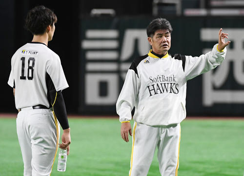 ソフトバンク武田翔太にアドバイスする工藤公康監督（撮影・今浪浩三）