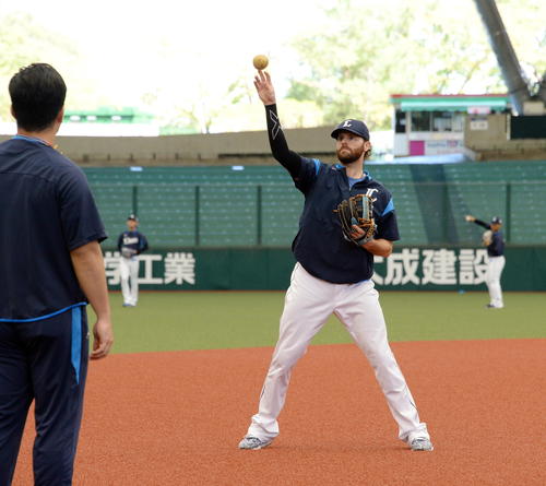 18日オリックス戦先発を控えて軽めの調整を行う西武ニール（撮影・鈴木正章）