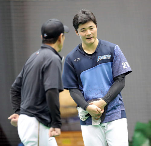 練習後、会話をする日本ハム栗山監督（左手前）と清宮（撮影・佐藤翔太）