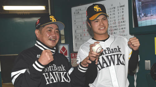 プロ初勝利をあげた甲斐野央は工藤監督から祝福される（2019年3月29日）