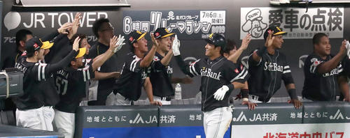 逆転となるランニング本塁打を放った上林を出迎えるナイン（2019年6月29日）