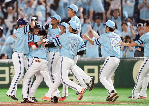 サヨナラ安打を放ち笑顔を見せる代打栗原（2019年7月8日）