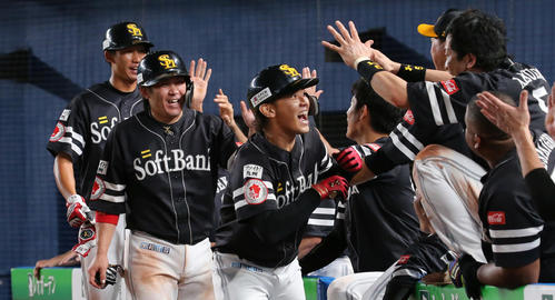 今宮は左中間に逆転の3点本塁打を放ちナインの祝福を受ける（2019年8月8日）