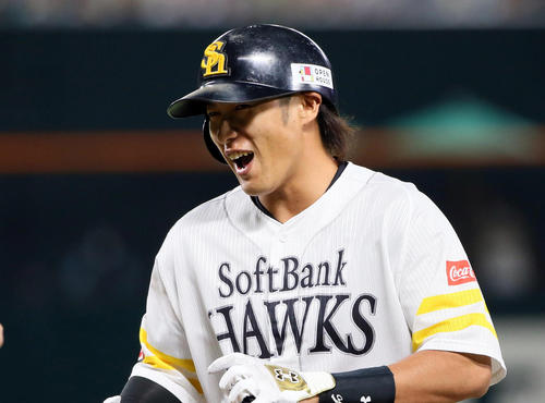 柳田は左前打を放ち塁上で笑顔を見せる（2019年8月21日）