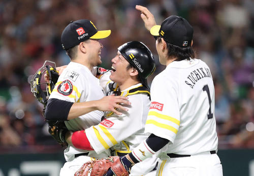 ノーヒットノーランを達成した千賀は甲斐と抱き合って喜ぶ。内川も祝福（2019年9月6日）