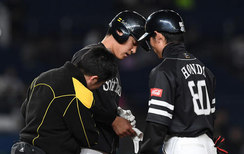 右手に死球を受け痛がる上林（2019年4月17日）