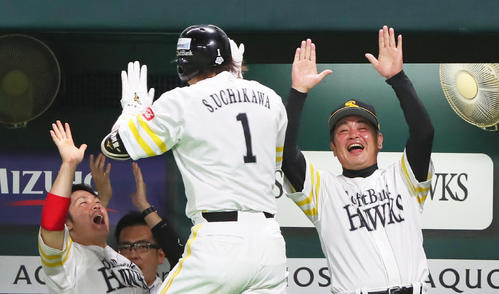 左越え本塁打を放った内川を笑顔で迎える工藤監督（2019年10月7日）