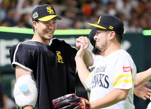 森からウイニングボールを受け取り笑顔をみせる千賀（2019年10月19日）