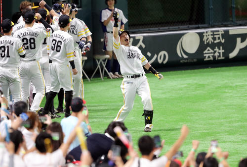 先制の3点本塁打を放ちファンと「熱男」を絶叫する松田宣（2019年10月20日）