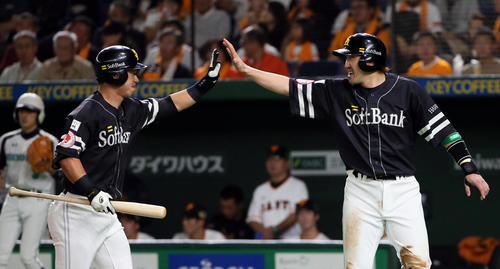 左犠飛を放ち内川とタッチを交わす長谷川勇（2019年10月22日）