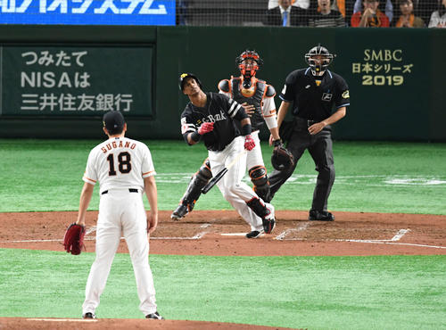 巨人対ソフトバンク　4回表ソフトバンク1死一、三塁、グラシアルは左越え3点本塁打を放つ。投手菅野（撮影・山崎安昭）