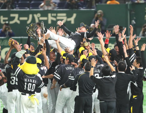 巨人対ソフトバンク　日本シリーズを制し胴上げされるソフトバンク工藤監督（撮影・足立雅史）