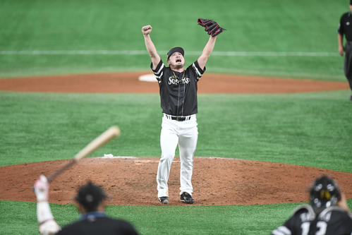 巨人に4連勝して日本シリーズを制覇し、両手を突き上げて喜ぶソフトバンク森（撮影・加藤諒）