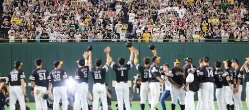 交流戦優勝を決め、左翼スタンドのファンとバンザイするソフトバンクの選手たち（2019年6月23日）