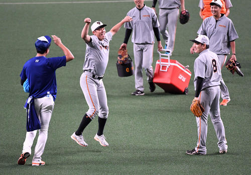 ノーヒットノーランを達成した大野雄（左）のジャンプのものまねをする坂本勇（中央）。右は丸（撮影・前岡正明）