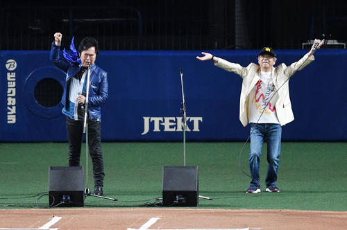 中日対巨人24回戦　燃えよドラゴンズ！を歌う水木一郎（左）と山本正之（撮影・前岡正明）
