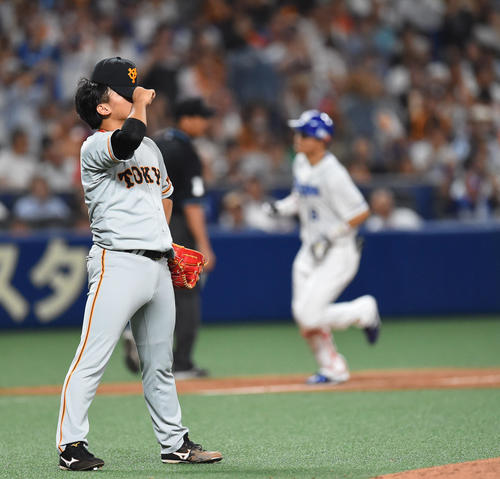 中日対巨人　7回裏中日2死二塁、大島洋平に2点本塁打を打たれうなだれる田口麗斗（撮影・森本幸一）