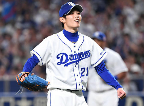 中日対巨人　12セーブ目を挙げて笑顔の中日岡田（撮影・山崎安昭）
