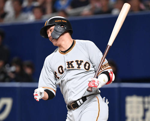 中日対巨人　8回表巨人2死一、二塁、代打坂本勇は遊ゴロに倒れる（撮影・山崎安昭）