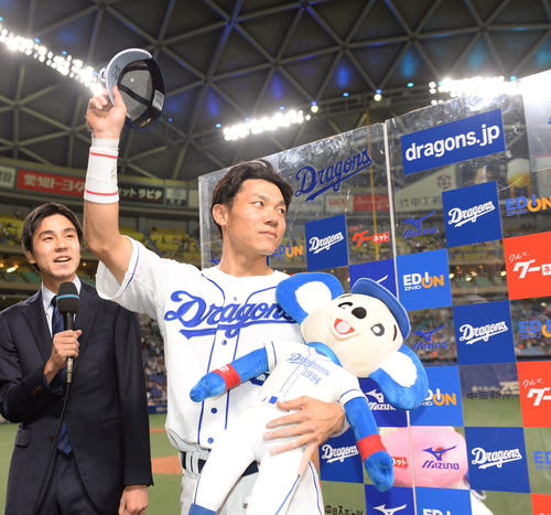 中日対巨人　お立ち台でファンの声援に応える大島（撮影・森本幸一）