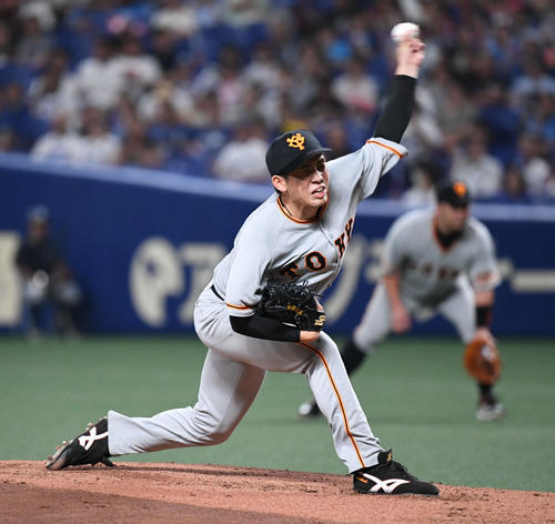 中日対巨人　力投する巨人先発の高橋（撮影・山崎安昭）