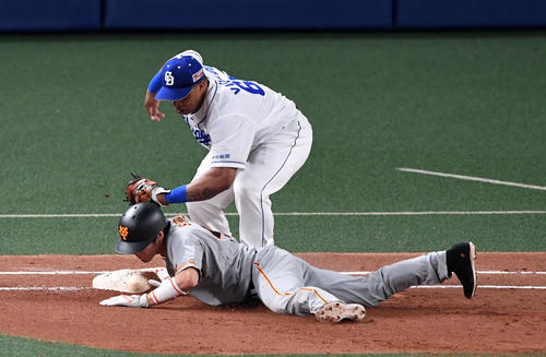 中日対巨人24回戦　4回表巨人2死一、三塁、重信がけん制アウト。野手ビシエド（撮影・前岡正明）