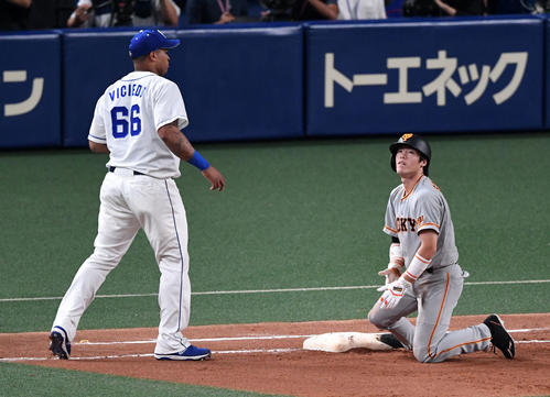中日対巨人24回戦　4回表巨人2死一、三塁、重信がけん制アウト。野手ビシエド（撮影・前岡正明）