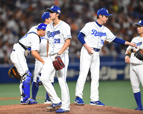 中日対巨人　5回表巨人2死満塁、交代する中日先発の梅津晃大（撮影・森本幸一）