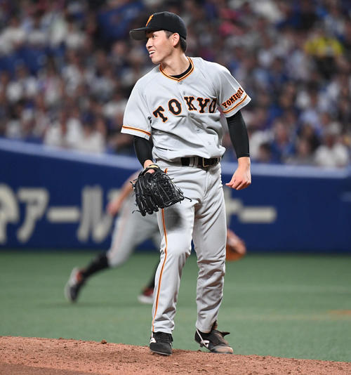 中日対巨人　7回裏中日無死、高橋は福田が放った左前打を見つめる（撮影・山崎安昭）