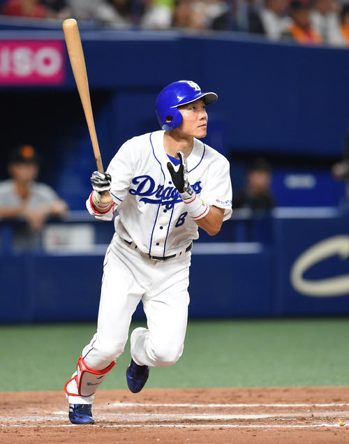 中日対巨人　7回裏中日2死二塁、右越え2点本塁打を放った大島洋平（撮影・森本幸一）