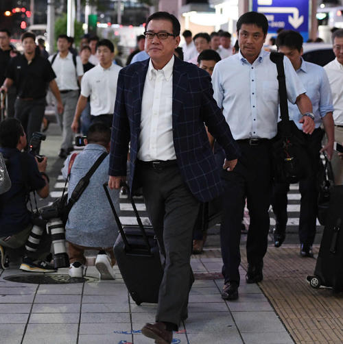 名古屋入りした巨人原監督（中央）は迎えのバスへ向かう（撮影・山崎安昭）