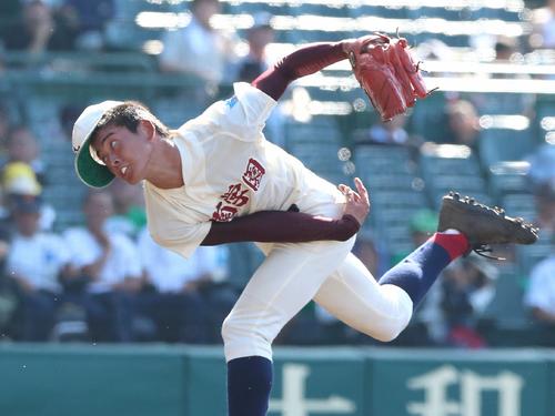 この投手の場合は、投げ終えた後の表情と右手の形が印象的だ