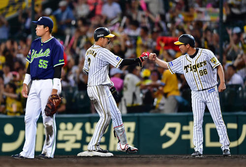 7回裏阪神2死一、二塁、勝ち越しの左前適時打を放つ大山悠輔（撮影・清水貴仁）