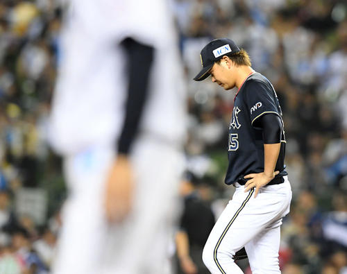 西武オリックス　7回裏西武無死、外崎修汰に25号ソロ本塁打を浴びる荒西（撮影・たえ見朱実）