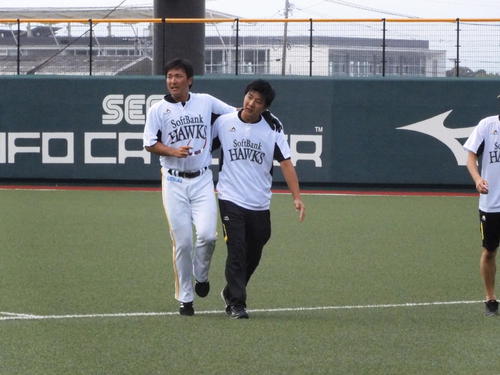 ソフトバンク江川（左）は外野守備練習中に左足ふくらはぎを痛め引き揚げる