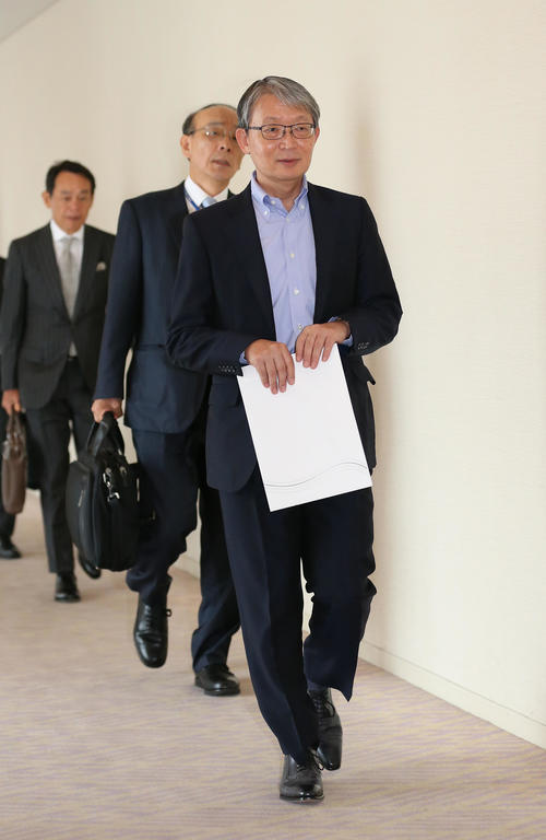 オーナー会議の会場に入る巨人山口オーナー（撮影・河野匠）