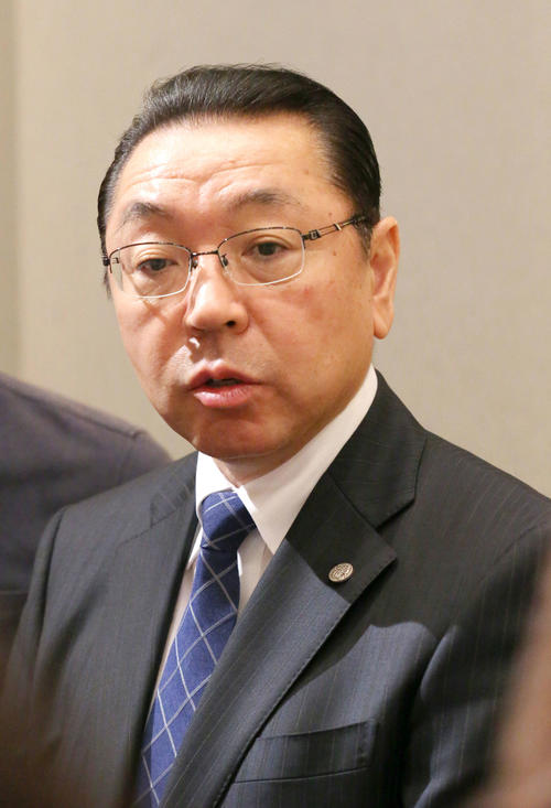 メッセンジャーの引退会見を終え記者たちに話す揚塩球団社長（撮影・上山淳一）