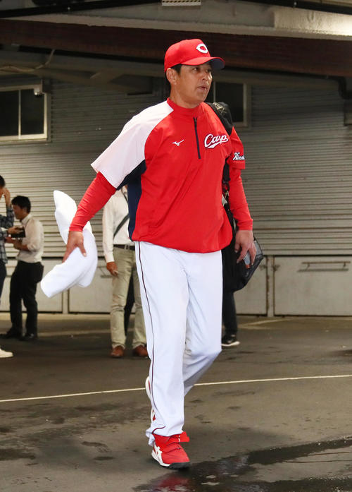 試合が雨天中止となり、球場を後にする広島緒方監督（撮影・足立雅史）