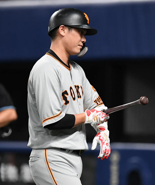 中日対巨人　8回表巨人2死一、二塁、遊ゴロに倒れた代打坂本勇はベンチに戻る（撮影・山崎安昭）