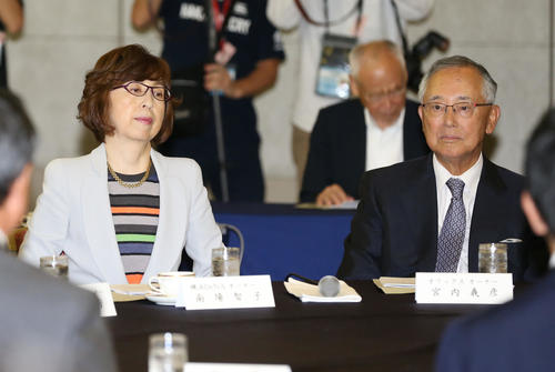 オーナー会議で並んで座るDeNA南場オーナー（左）とオリックス宮内オーナー（撮影・河野匠）