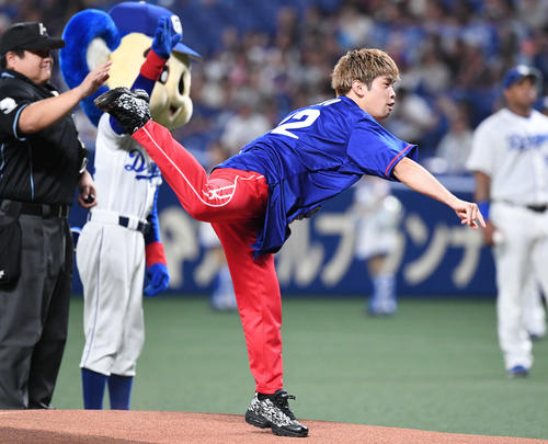 中日対巨人　始球式で投球するWBO世界フライ級王者の田中（撮影・山崎安昭）