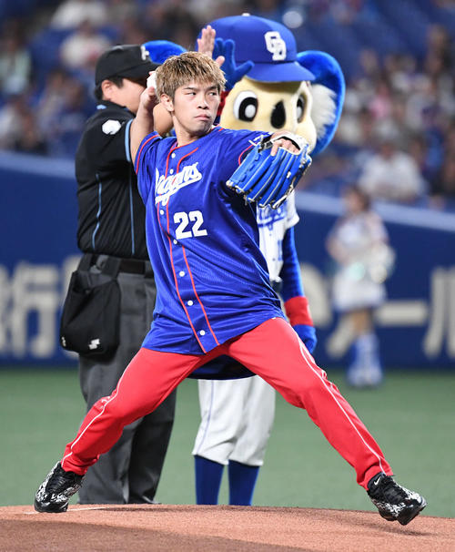 中日対巨人　始球式で投球するWBO世界フライ級王者の田中（撮影・山崎安昭）
