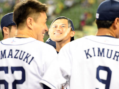 西武オリックス　円陣でオードリー春日俊彰のお面をかぶった西武熊代（撮影・たえ見朱実）