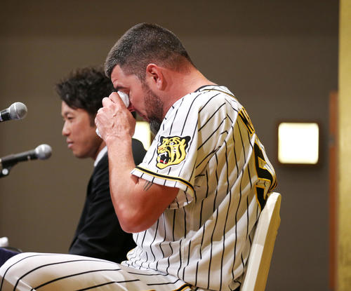 引退会見で感極まり涙するメッセンジャー（撮影・上山淳一）