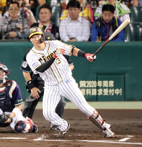 阪神対ヤクルト　2回裏阪神1死、大山は左越え二塁打を放つ（撮影・加藤哉）