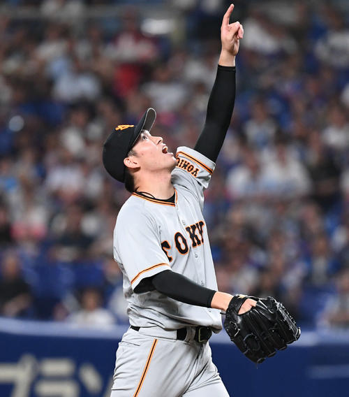 中日対巨人　1回裏中日無死、打ち直しとなった平田の捕邪飛を指さす高橋（撮影・山崎安昭）