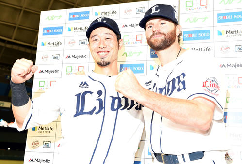 西武オリックス　お立ち台でポーズを決める西武外崎修汰（左）とニール（撮影・たえ見朱実）