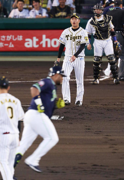 12日、バレンティンに2点本塁打を浴びる高橋遥人（撮影・前田充）